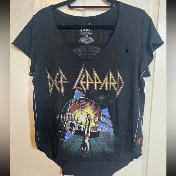Trunk Ltd Tops - TRUNK LTD Def Leppard distressed Tee sz M